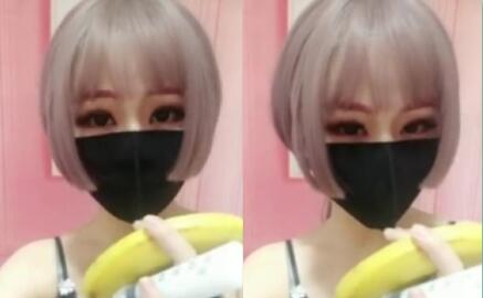 苗條身材美女露臉黑絲紋身很性感挑逗各位狼友道具插入騷逼浪叫直接爆菊花蝴蝶逼大開等草香蕉剝皮塞進菊花