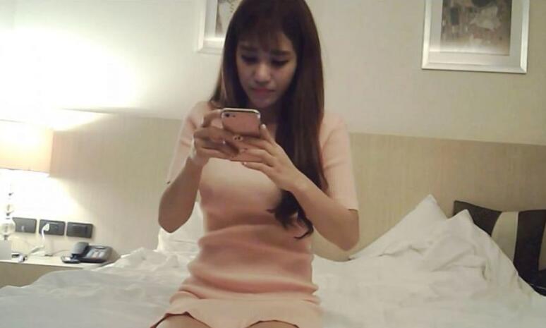 高颜值豪乳翘臀混血长腿外围美女酒店被特别会玩的强壮男各种高难度姿势狠狠爆操,骑在屁股上插的美女淫叫!