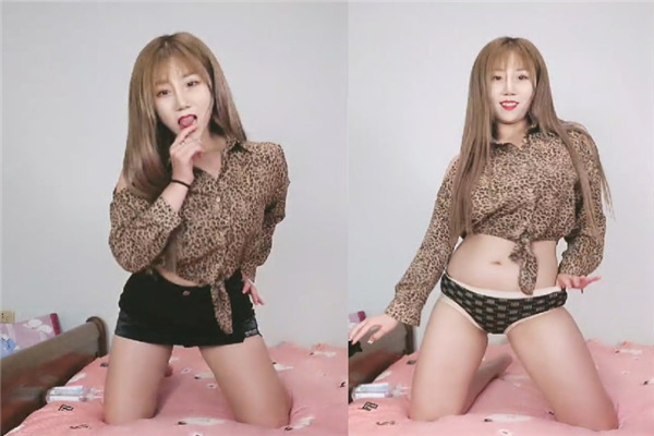 两男三女各种操脱下内裤扭动屁股特写深喉插嘴开档丝袜骑乘抽插