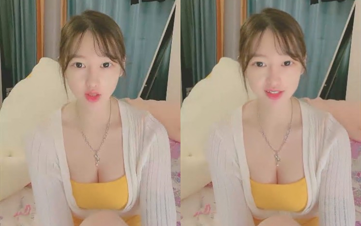 颜值区乖巧美女给大家露一波撩起内衣超嫩美乳