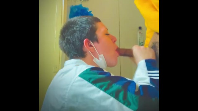 短发女孩喉咙痛