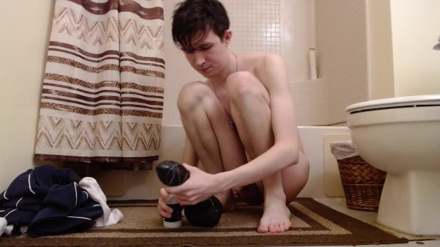 在浴室做伸展运动