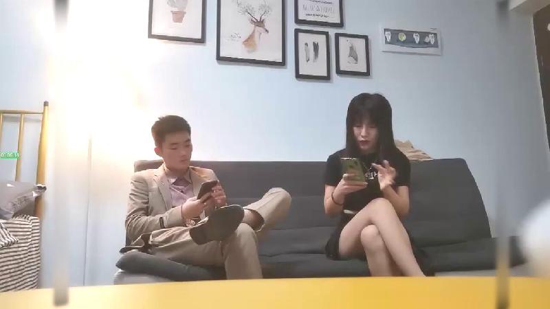夜色精品探花約了個黑裙吊帶少婦啪啪，沙發口交調情一番上位騎乘快速抽插猛操