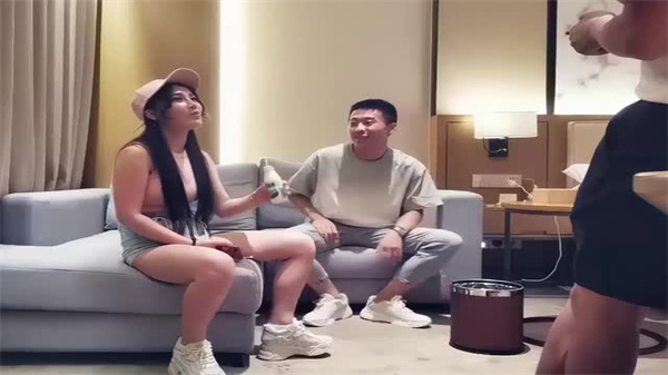 宝马奇女 开启刺激3P之旅