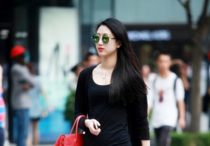 帝都13W粉丝极品骚御姐Avove午后开房激情啪啪高喊救命啊这鸡巴怎么回事