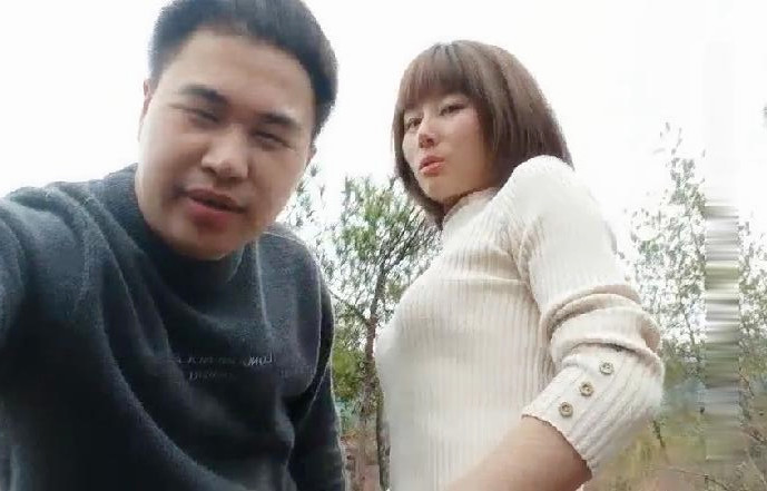 小胖哥偸情漂亮苗条小姨子户外山上野战扶着树后入搞的正在性头上被路人打断吓尿了赶紧换个地方继续搞