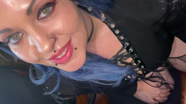 肉桂的无政府状态在客厅里让人头晕目眩