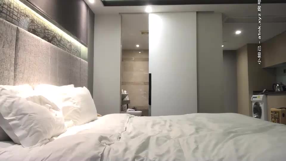 地味子巨乳人中出