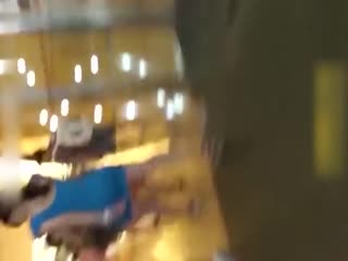 偶遇逛街的李小璐狂跟了十多分钟才抄到裙底