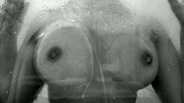 滚烫的米尔夫在淋浴间玩着喷水器