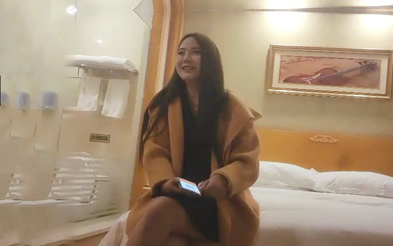 肉肉身材黄色大衣妹子摸逼上位骑坐后入大力抽插猛操