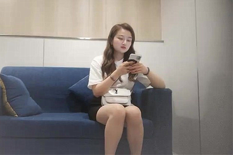 小瑜寻欢约了个白衣短裙少妇骑在身上舌吻上位骑坐后入大力猛操呻吟娇喘