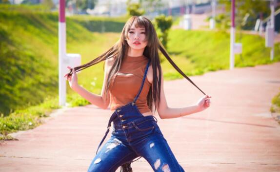 清纯小妹七七被面具男操疼了你轻点轻点被操得逼都烂了我回来了还是主播赚钱