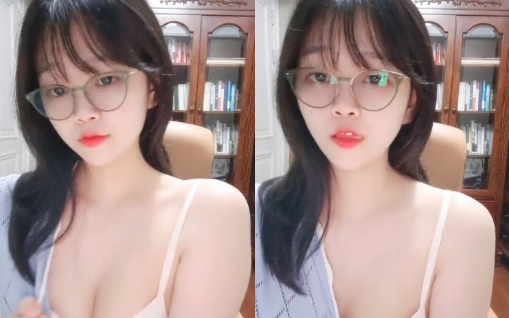 舞蹈系小姐姐桃子完美翘臀特写手指抠粉穴