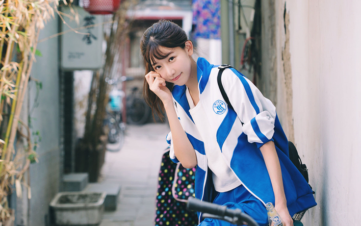 校服妹子开房啪啪苗条身材站立抽插