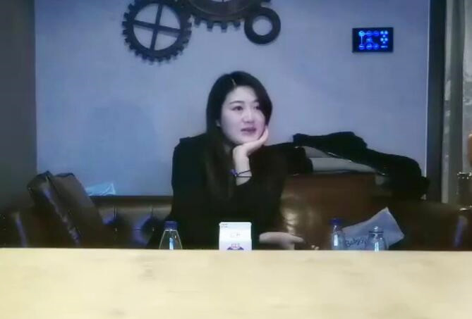 骚男约了邻居美女丰满身材少妇啪啪穿上情趣装口交猛操抱着快速抽插