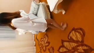 白富美小姐姐酒店色诱年轻服务员，解开裤子就吃鸡巴爽的让他无法反抗,在沙发上扒光衣服等着被干!