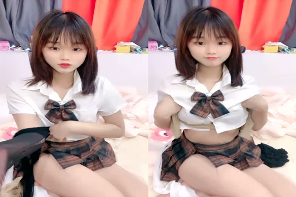 JK装卡哇伊18萌妹娇小身材黑丝袜萝莉蹲