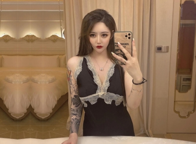 强哥寻花金发花臂纹身外围小姐姐坚挺大奶子迫不及待揉捏近距离视角拍深喉口交翘起屁股后入