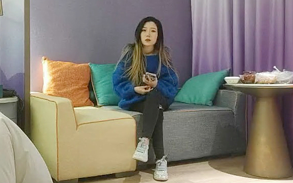 23岁兼职小姐姐大鸡巴一口含不下69舔穴