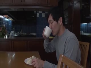 温柔的女人 用大胸部剧烈滑动舌头