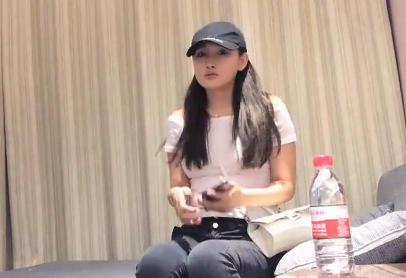 寻花再约高颜值牛仔裤鸭舌帽妹子互摸舌吻口交上位骑乘抬腿侧入猛操