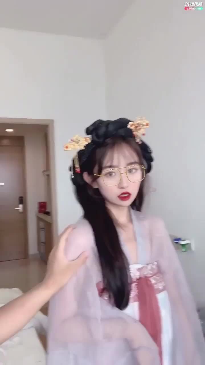 91女神 【不见星空 】汉服小姐姐，更多精彩直播访问a4f4.vip-63950137.mp4